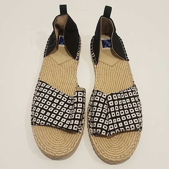 Reed Shoes - NWOB Reed Sandals black & white pattern size 9/10